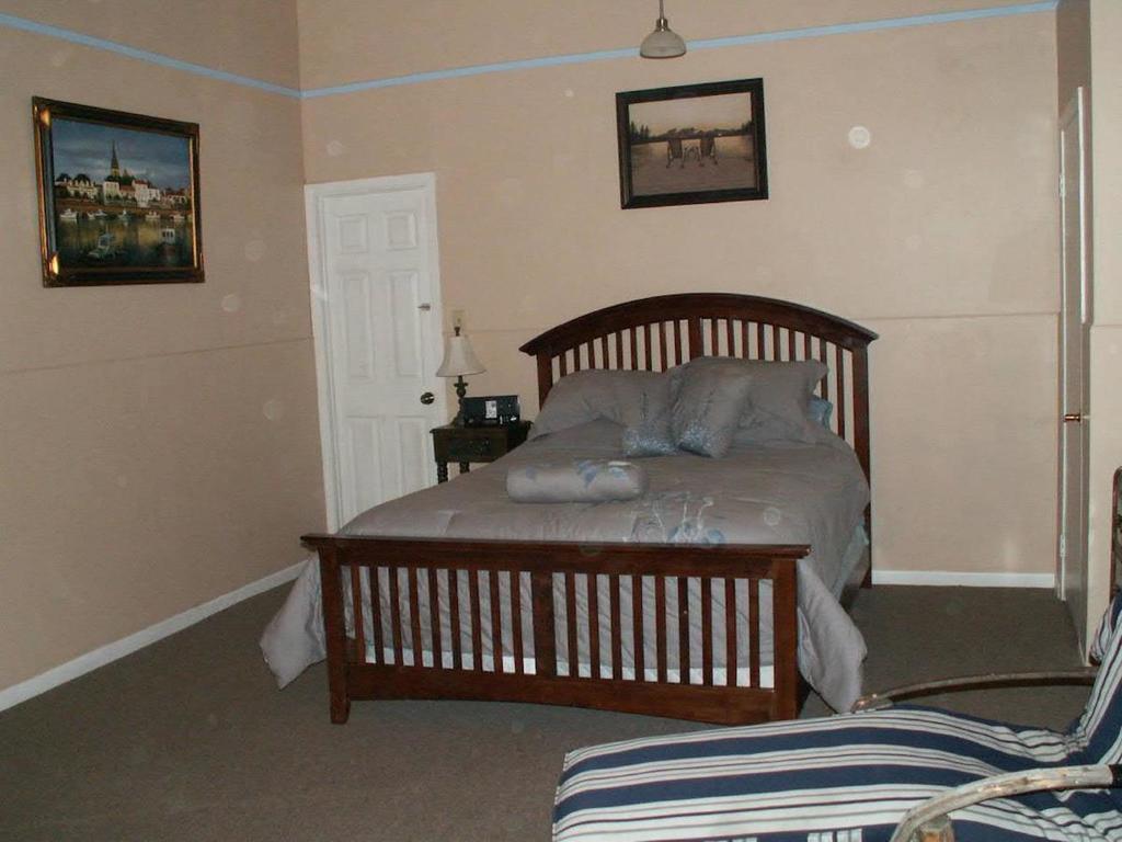 Canalside Restaurant, Inn & Kitchen Store Port Colborne Room photo