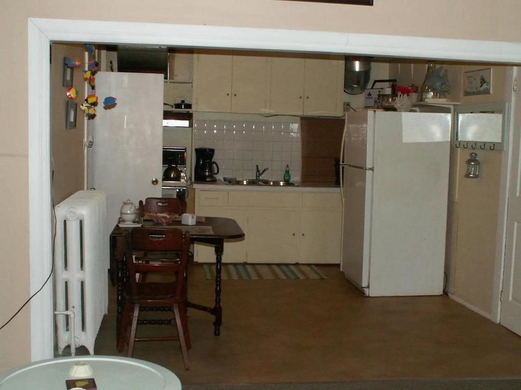 Canalside Restaurant, Inn & Kitchen Store Port Colborne Room photo